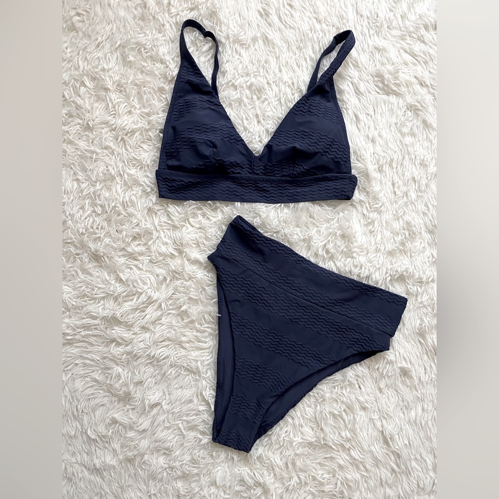 🏝☀️ Scoop neck, high waisted bikini swimsuit.